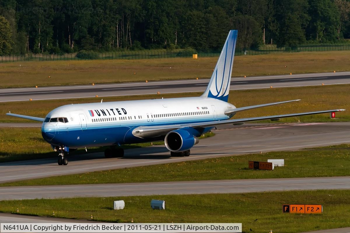 N641UA, 1991 Boeing 767-322/ER C/N 25091, taxying to the gate