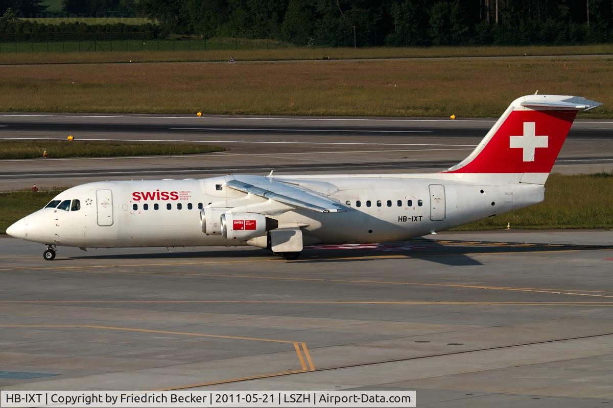 HB-IXT, 1995 British Aerospace Avro 146-RJ100 C/N E3259, taxying to the gate