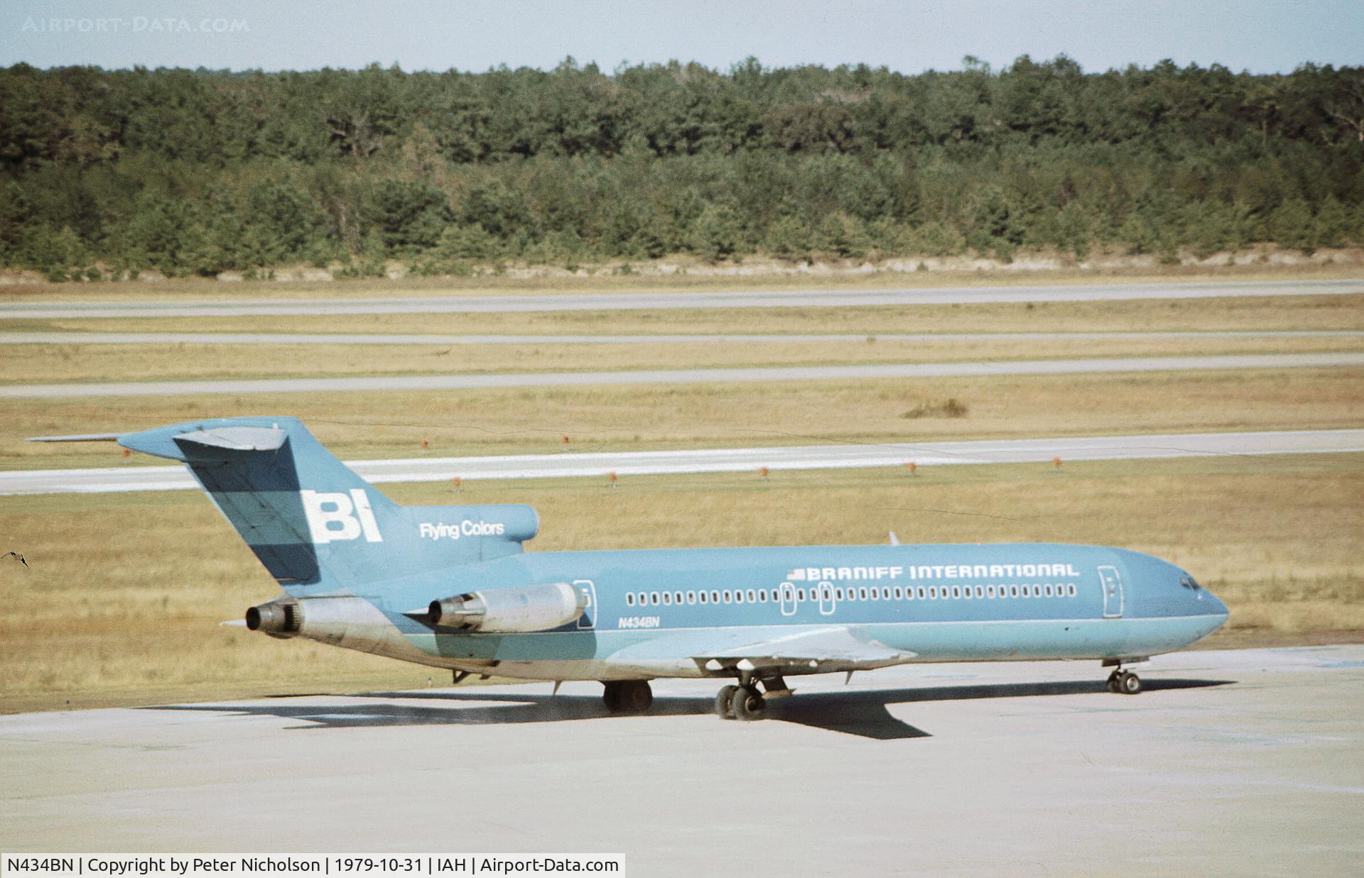 N434BN, 1975 Boeing 727-227 C/N 21041, Boeing 727-227 of Braniff Airways departing Houston International in October 1979.