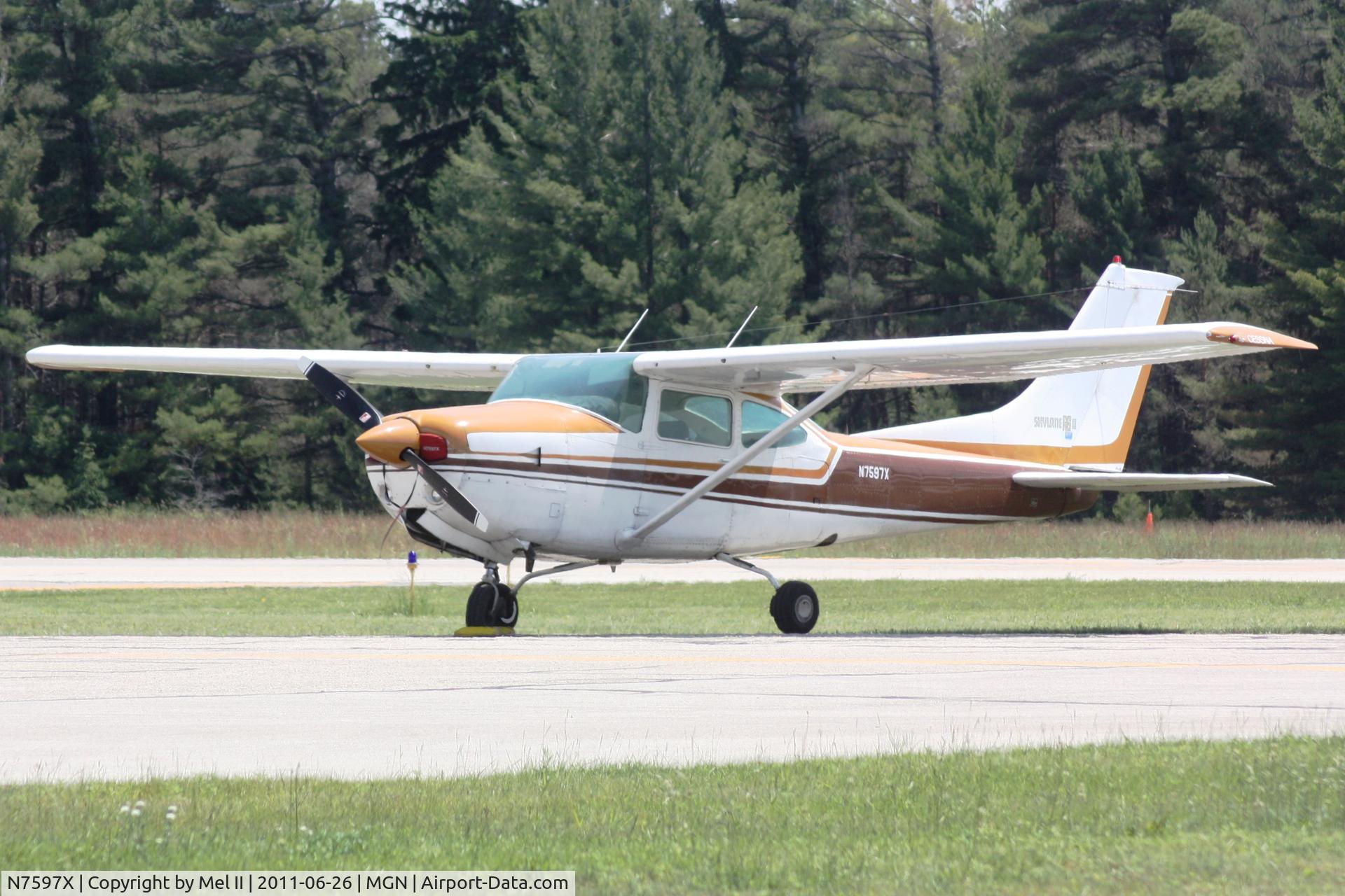 N7597X, 1977 Cessna R182 Skylane RG C/N R18200111, Parked