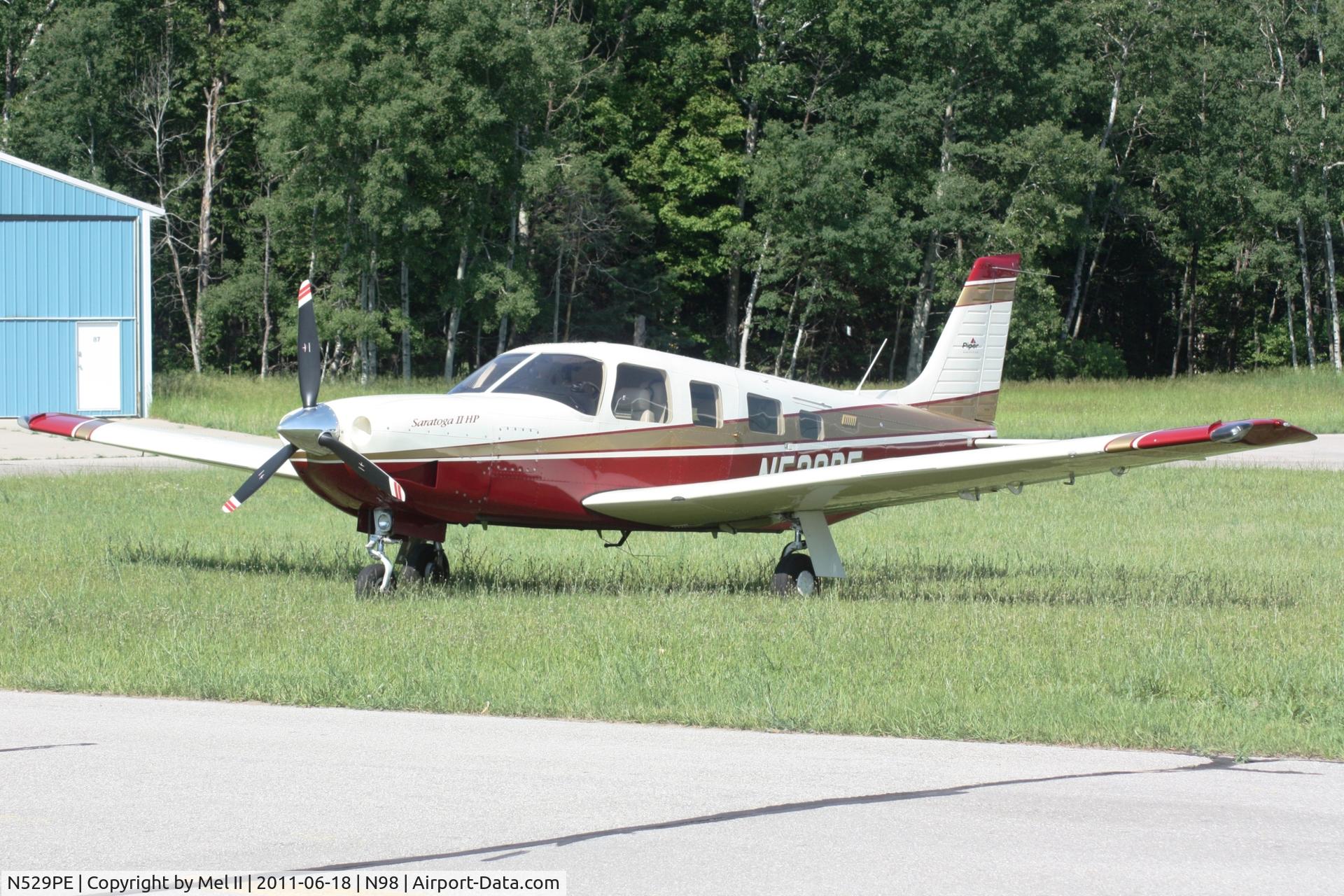N529PE, 1999 Piper PA-32R-301 C/N 3246151, Parked