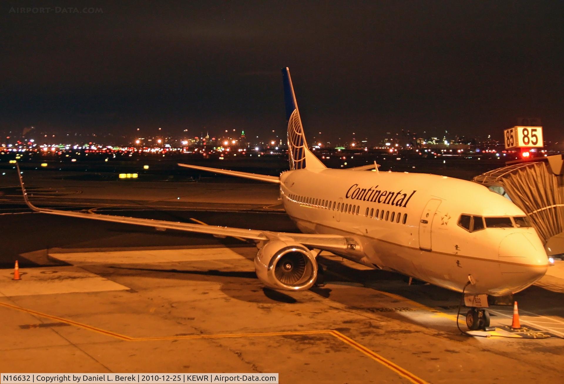 N16632, 1995 Boeing 737-524 C/N 27900, A 1995-vintage series -500 is bathed in the lights at Newark Airport.