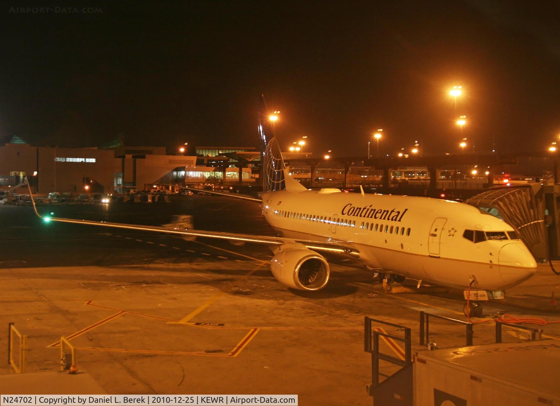 N24702, 1998 Boeing 737-724 C/N 28763, A New Generation 737 is bathed in the sodium lamps late at night at Newark.