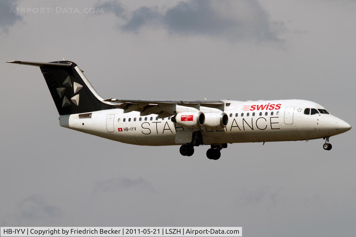 HB-IYV, 2000 British Aerospace Avro 146-RJ100 C/N E3377, on final