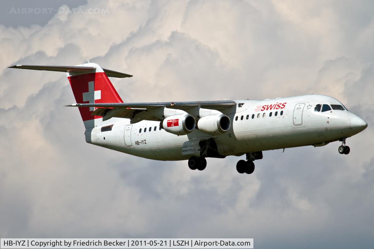 HB-IYZ, 1998 British Aerospace Avro 146-RJ100 C/N 0338, on final