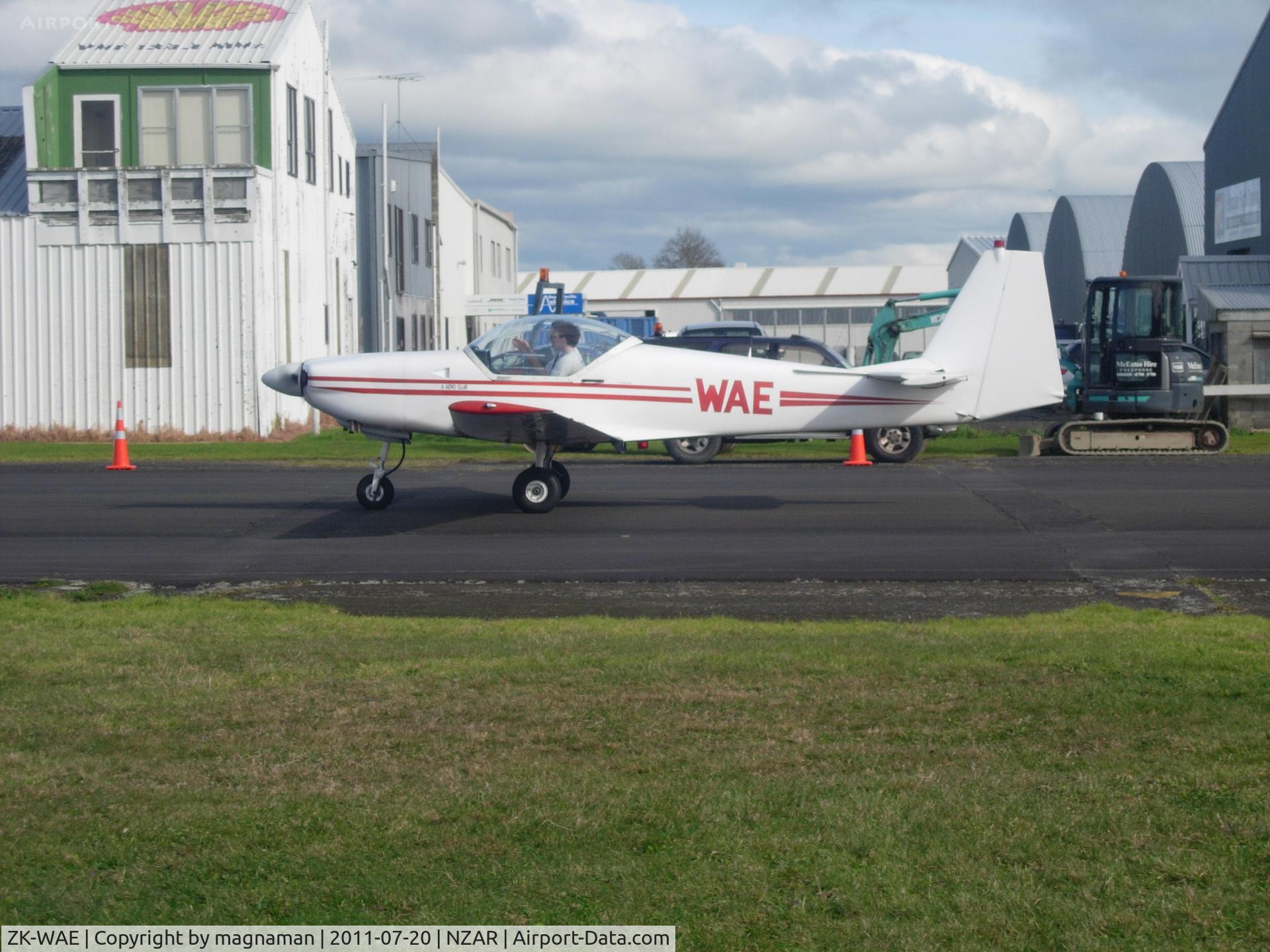 ZK-WAE, 1985 Slingsby T-67B Firefly C/N 2028, Perfect timing for a taxi