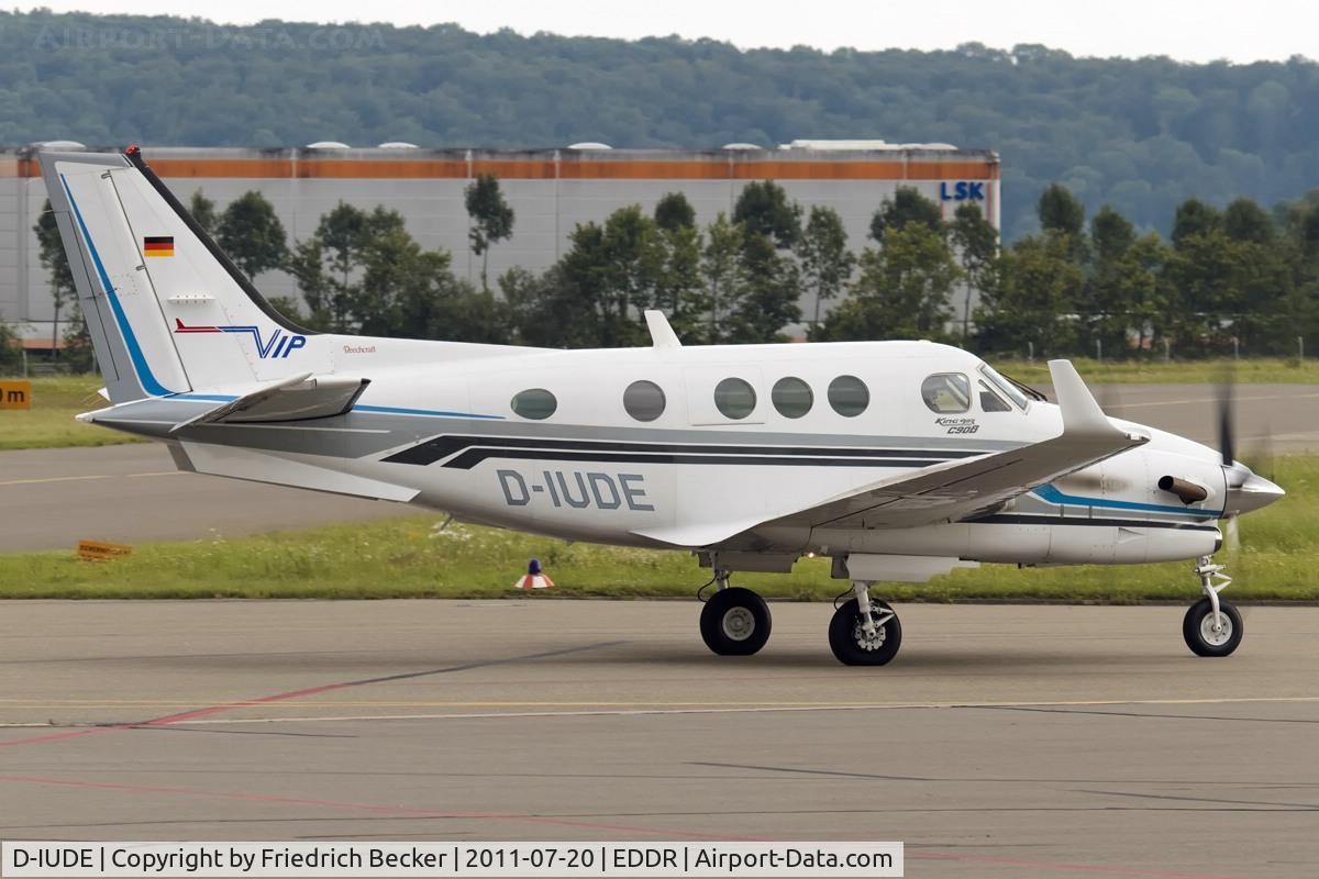 D-IUDE, Beech C90B King Air C/N LJ-1323, taxying to the parking