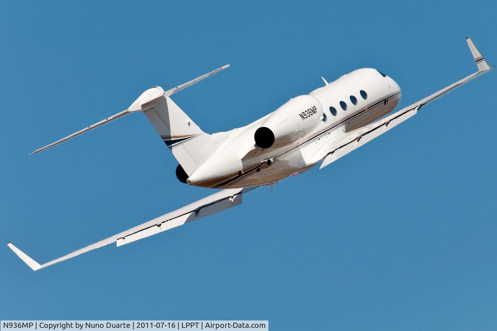 N936MP, 2009 Gulfstream Aerospace GIV-X (G450) C/N 4173, Take off from Lisbon on Ruway 03.