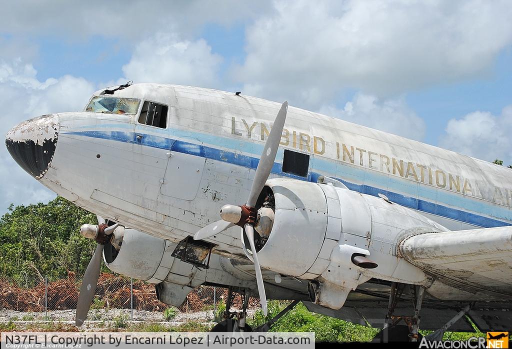 N37FL, Douglas DC-3A C/N 6343, Esta fotografía refleja un momento muy emotivo de nuestra visita al Aeropuerto de Cancún. Observar como la belleza de un avión como éste desaparece abandonada en la pista, conmueve tanto que te quedas sin palabras...