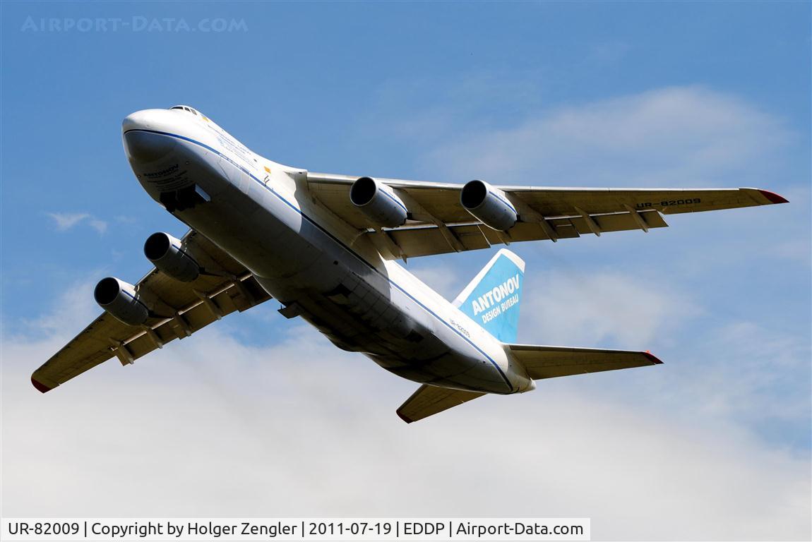 UR-82009, 1987 Antonov An-124-100M-150 Ruslan C/N 19530501007, Take-off for a ride to CYWG.