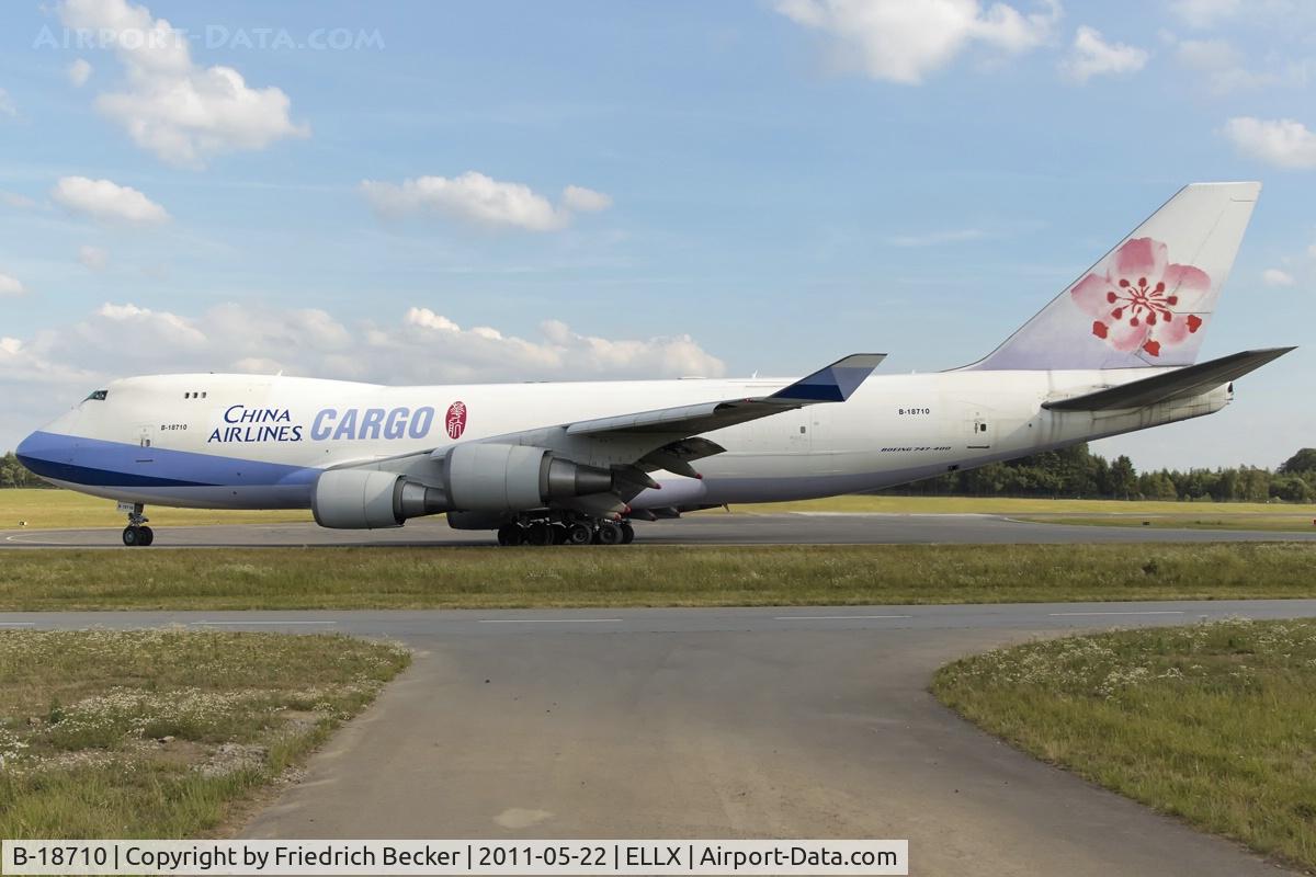 B-18710, 2002 Boeing 747-409F/SCD C/N 30767, taxying to the active