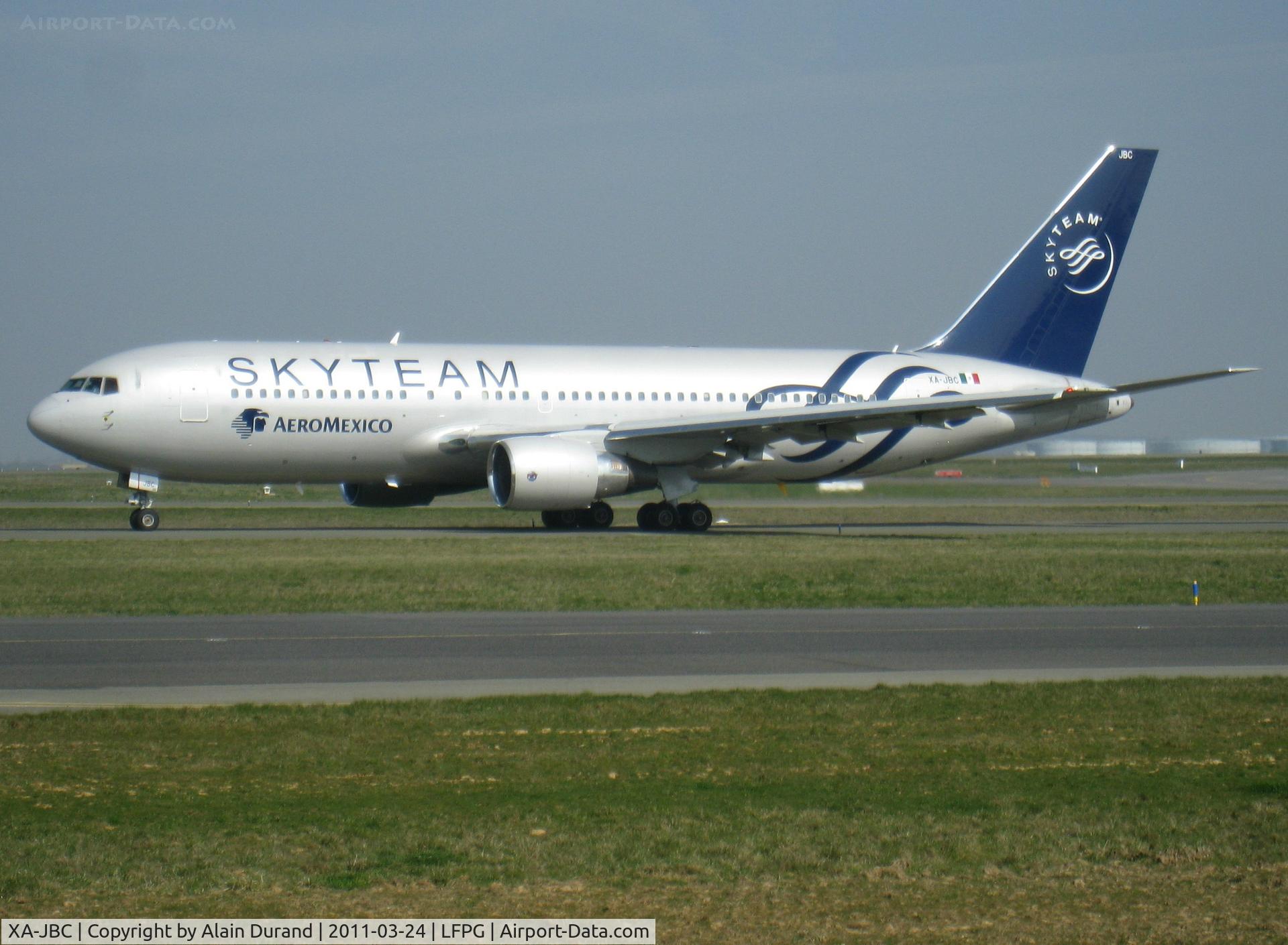 XA-JBC, 1990 Boeing 767-284/ER C/N 24762/307, Originally ordered by Olympic Airways but not taken-up and was handed over to Lan Chile in 1990 as CC-CEY. Now acting as the airline's embassador in Skyteam dress, Bravo-Charlie joined AM in 1991 as XA-RVY and was re-registered in 1998
