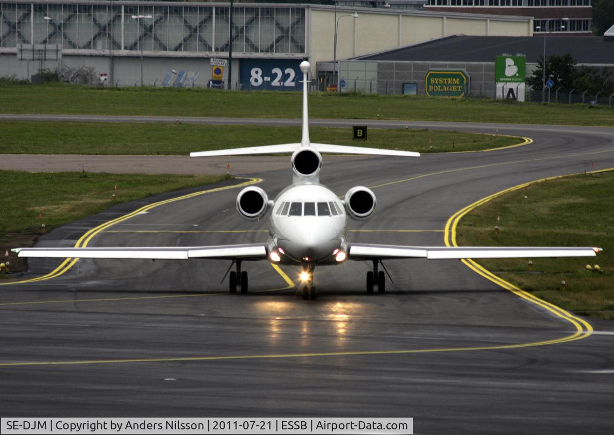SE-DJM, 2002 Dassault Falcon 900EX C/N 106, Lining up runway 30 for an evening departure.