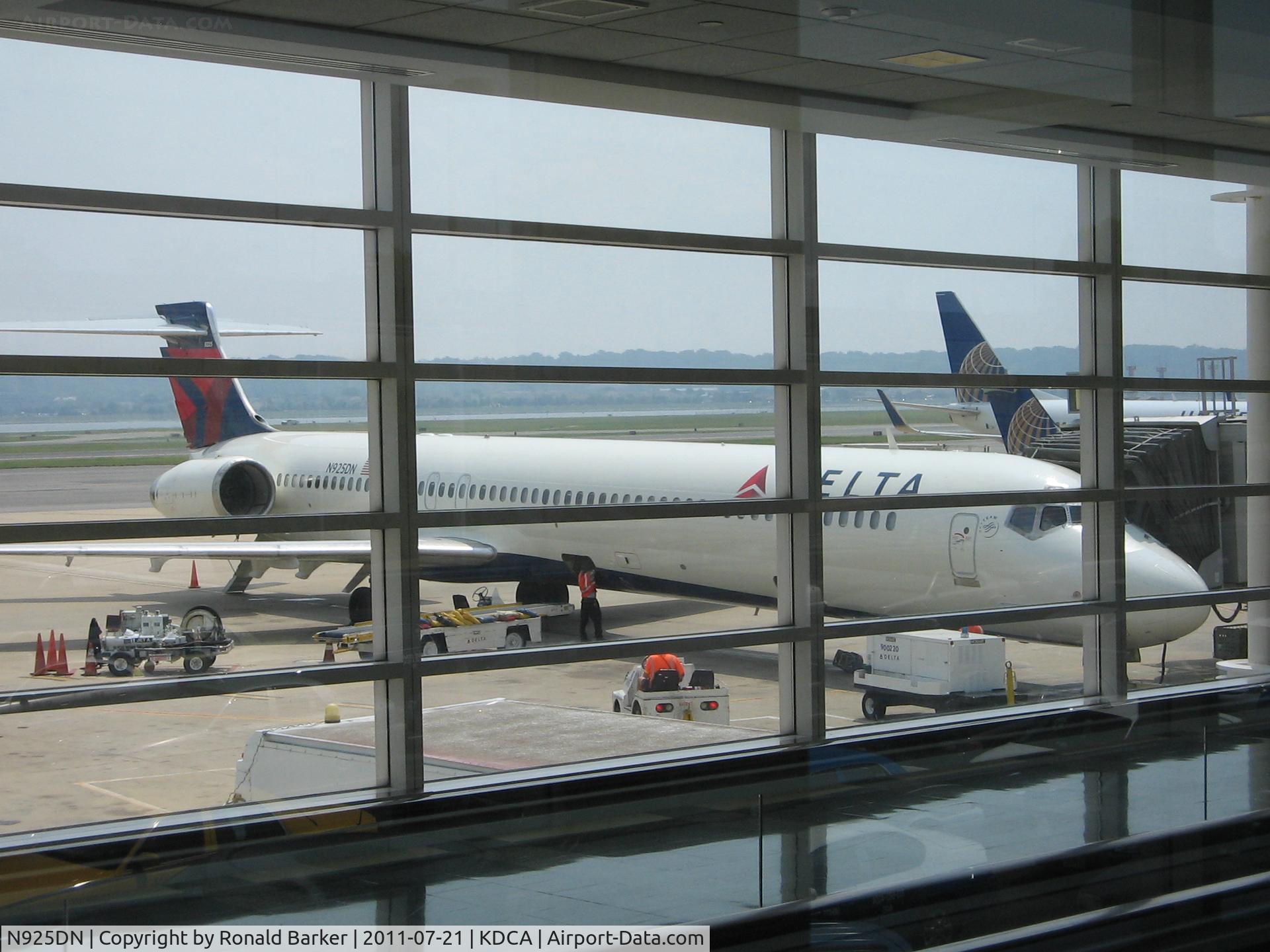 N925DN, 1998 McDonnell Douglas MD-90-30 C/N 53587, National