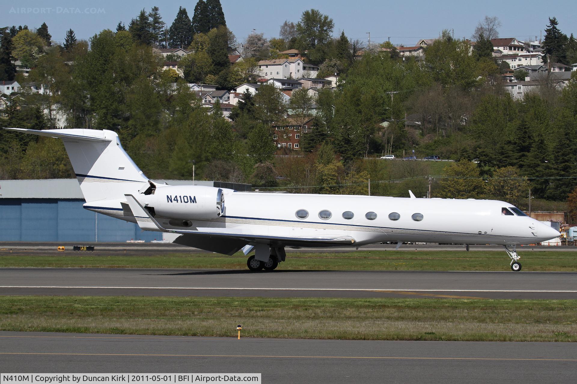 N410M, 1999 Gulfstream Aerospace G-V C/N 575, Rolling out after landing