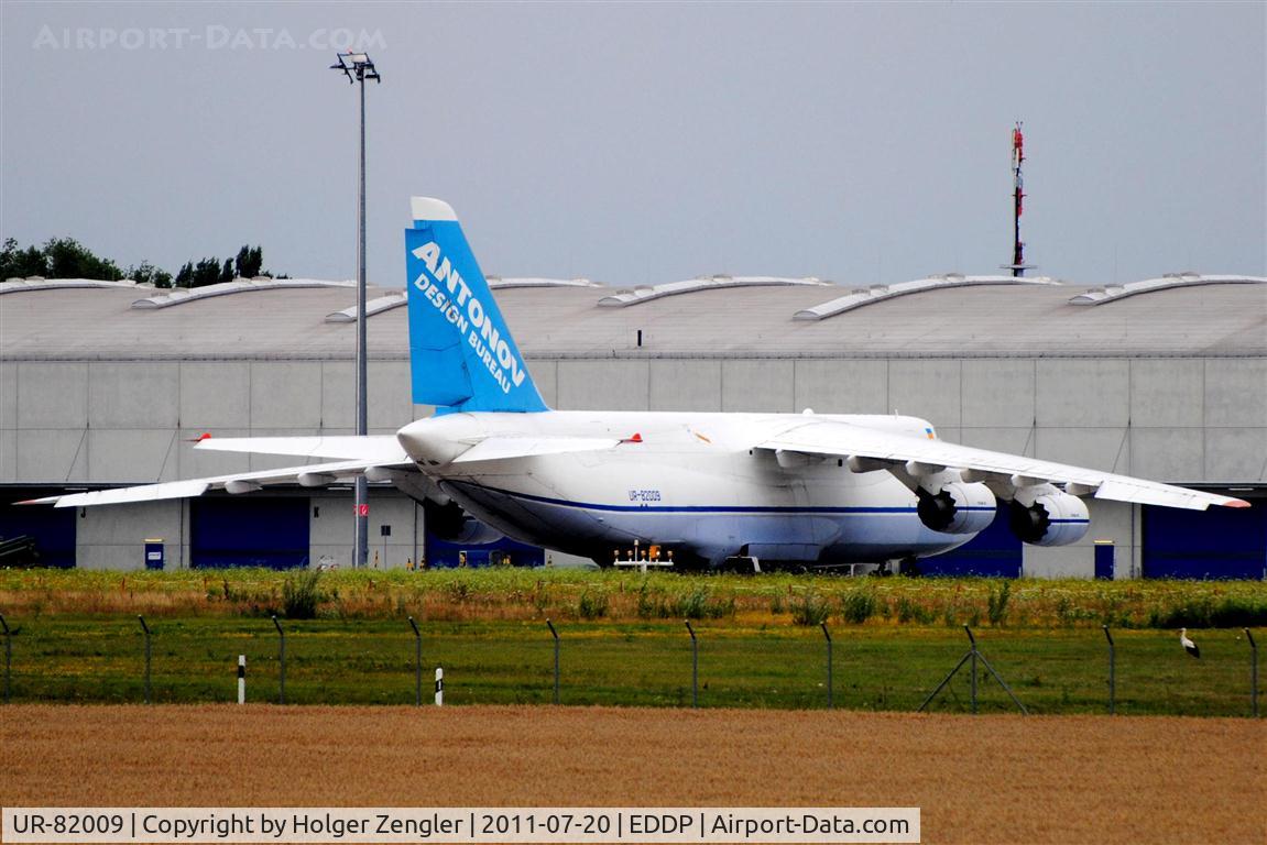 UR-82009, 1987 Antonov An-124-100M-150 Ruslan C/N 19530501007, Two birds on a picture....