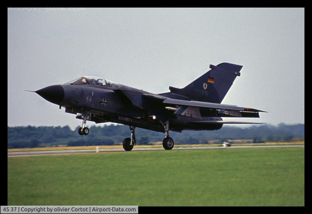 45 37, Panavia Tornado IDS C/N 594/GS185/4237, Landing at Cottesmore, RIAT 2001