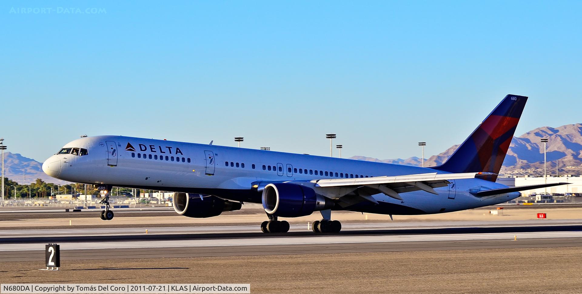 N680DA, 1992 Boeing 757-232 C/N 26956, Delta Air Lines Boeing 757-232 N680DA (cn 26956/502)

Las Vegas - McCarran International (LAS / KLAS)
USA - Nevada, July 21, 2011
Photo: Tomás Del Coro