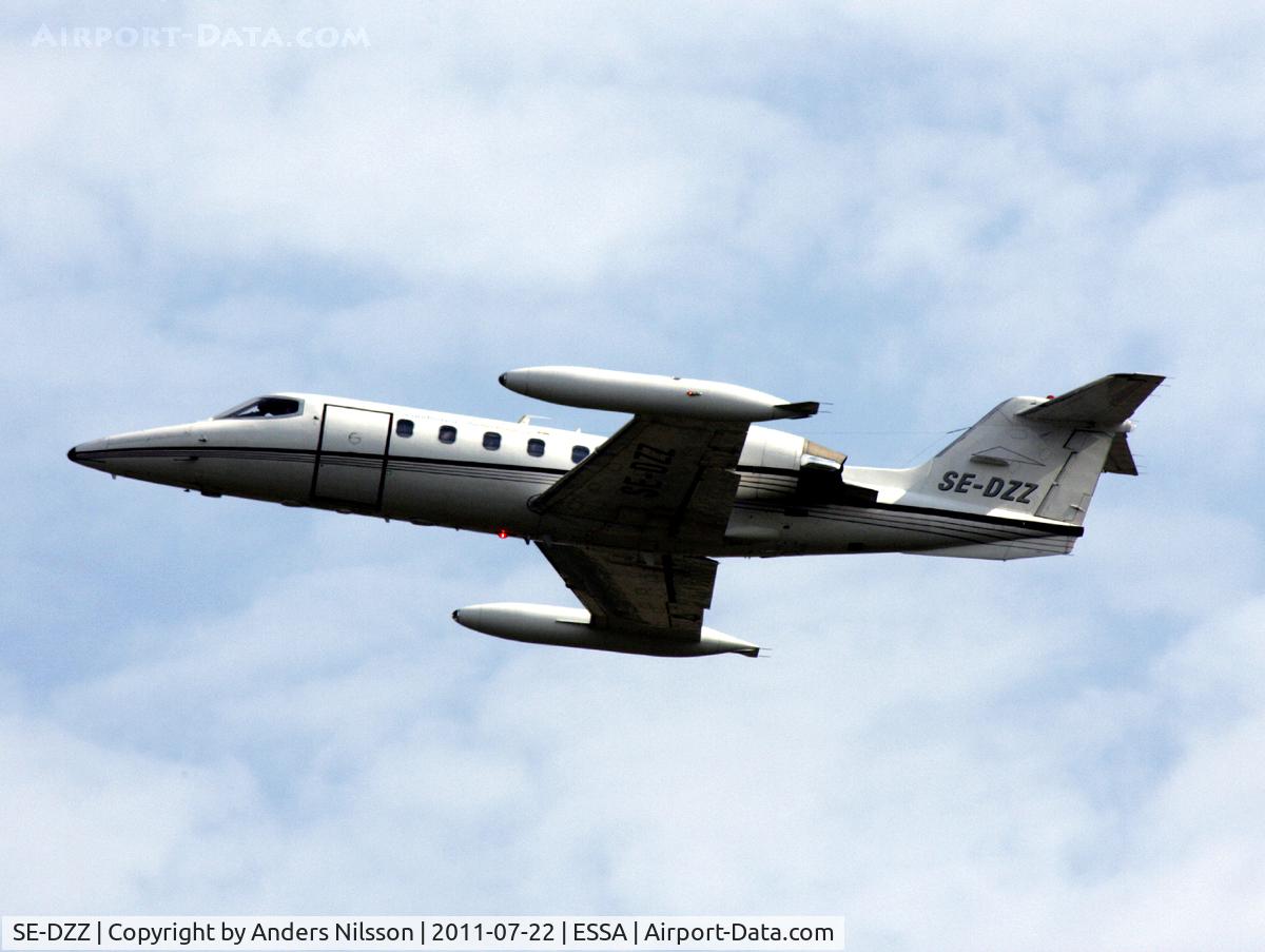 SE-DZZ, 1981 Learjet 35A C/N 415, Departing runway 08.