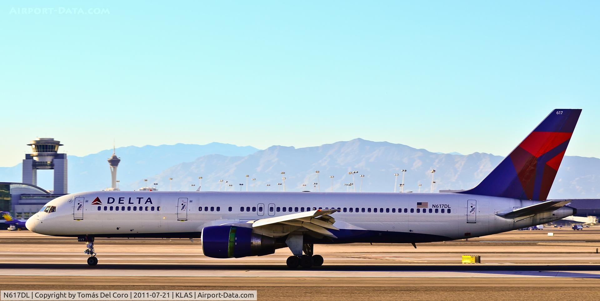 N617DL, 1986 Boeing 757-232 C/N 22907, Delta Air Lines Boeing 757-232 N617DL (cn 22907/92)

Las Vegas - McCarran International (LAS / KLAS)
USA - Nevada, July 21, 2011
Photo: Tomás Del Coro
