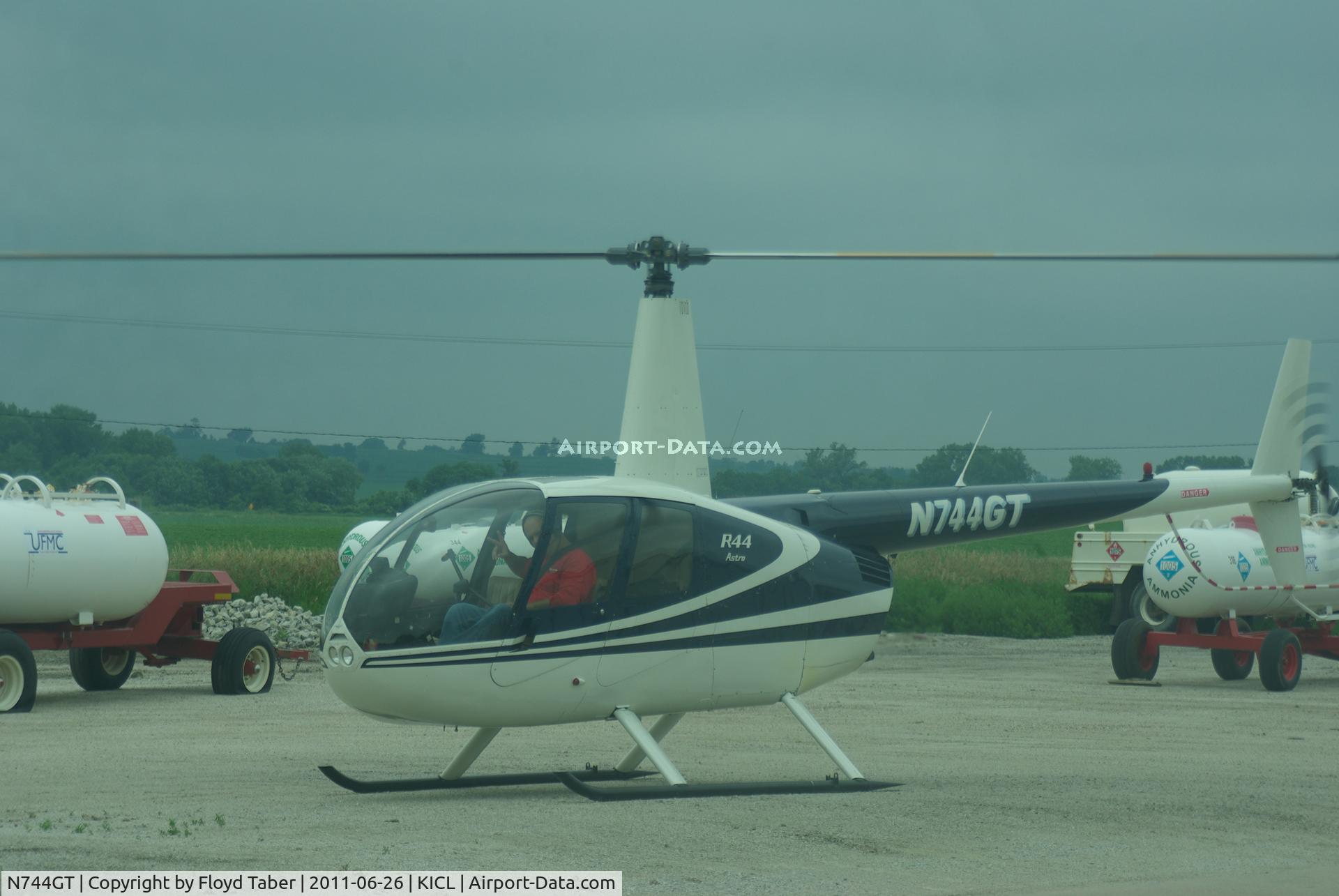 N744GT, 1999 Robinson R44 C/N 0624, Landing in Villisca for a stop at Caseys for ICE