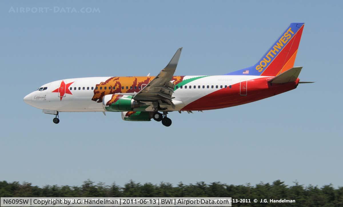 N609SW, 1995 Boeing 737-3H4 C/N 27929, on final to 33L