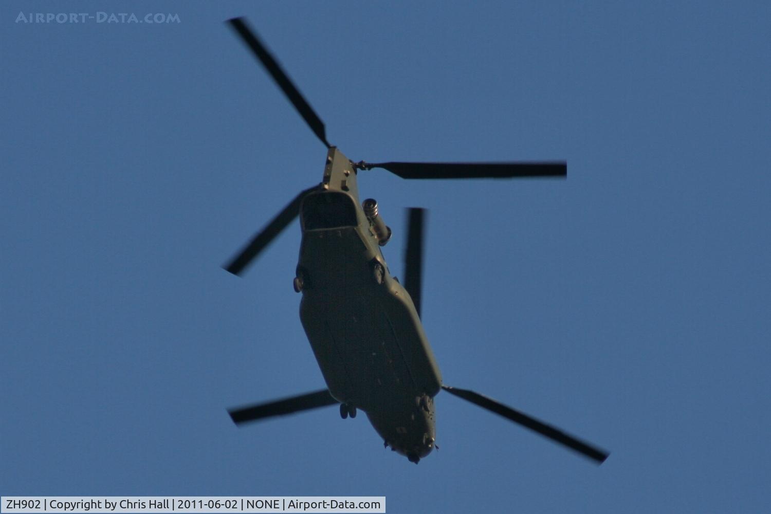ZH902, Boeing Vertol Chinook HC.3 C/N M4481, Royal Air Force Chinook flying low over my house