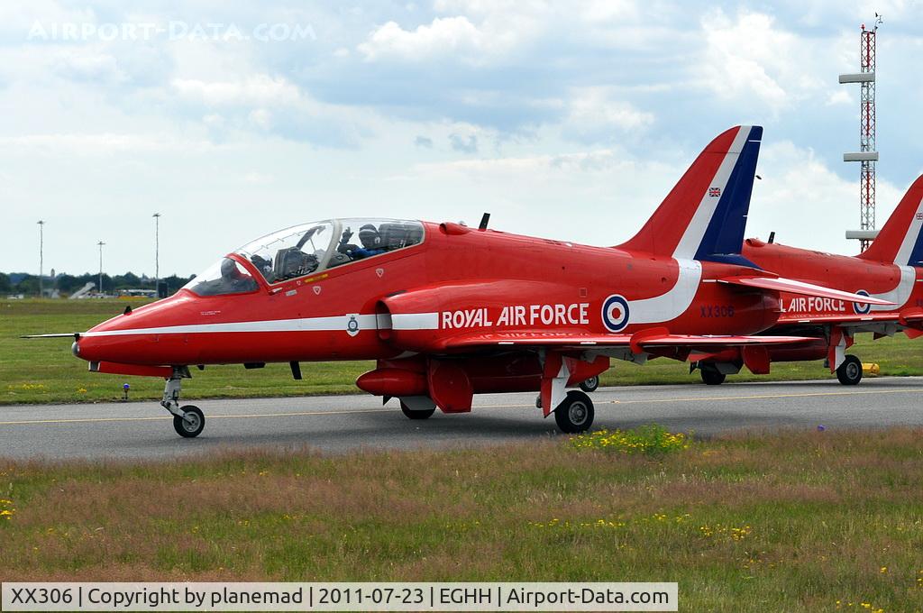 XX306, 1980 Hawker Siddeley Hawk T.1A C/N 141/312131, Departing on 26
