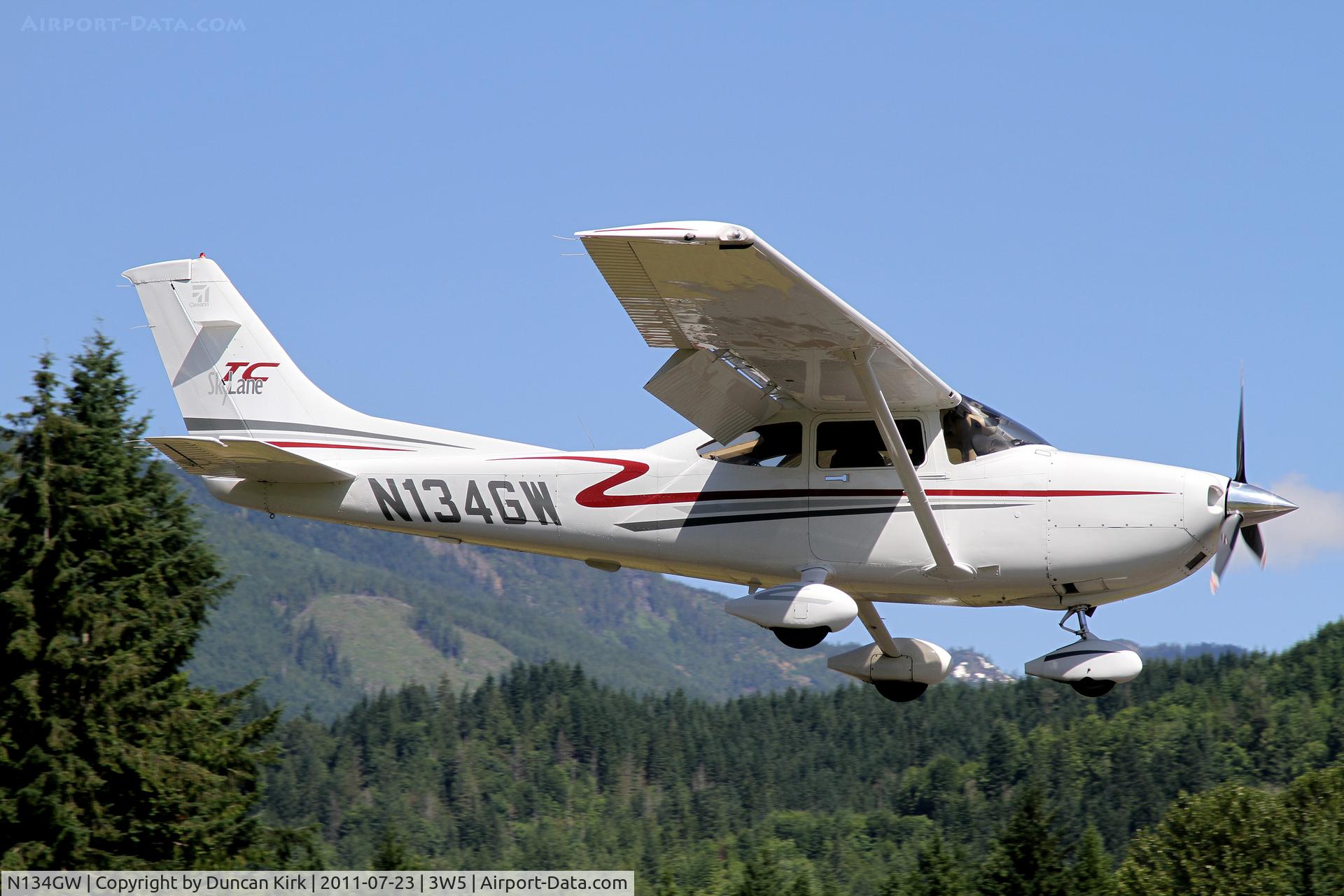 N134GW, 2002 Cessna T182T Turbo Skylane C/N T18208134, On finals for the fly-in