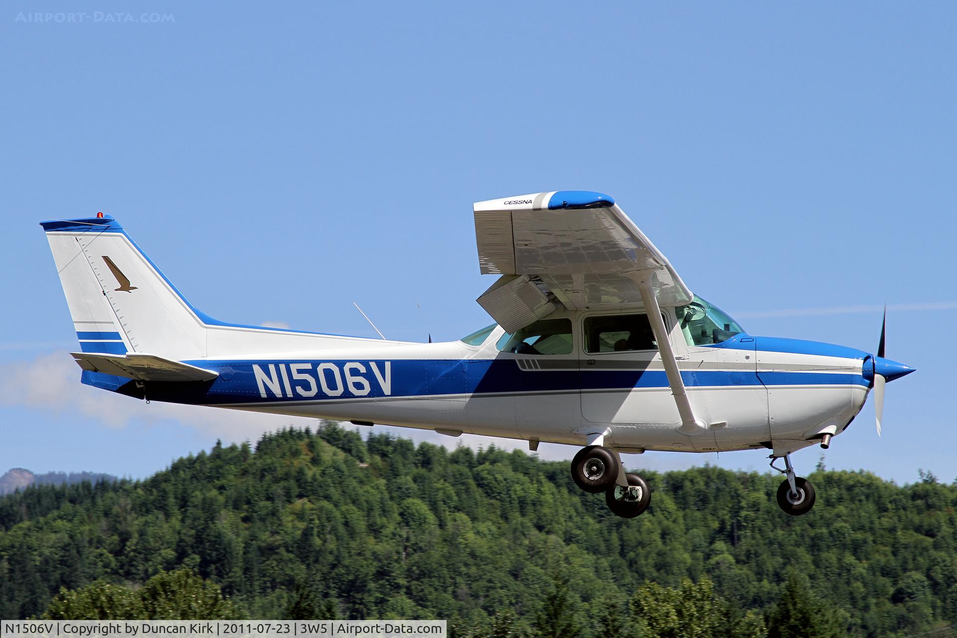 N1506V, 1974 Cessna 172M C/N 17263634, Short finals for the fly-in
