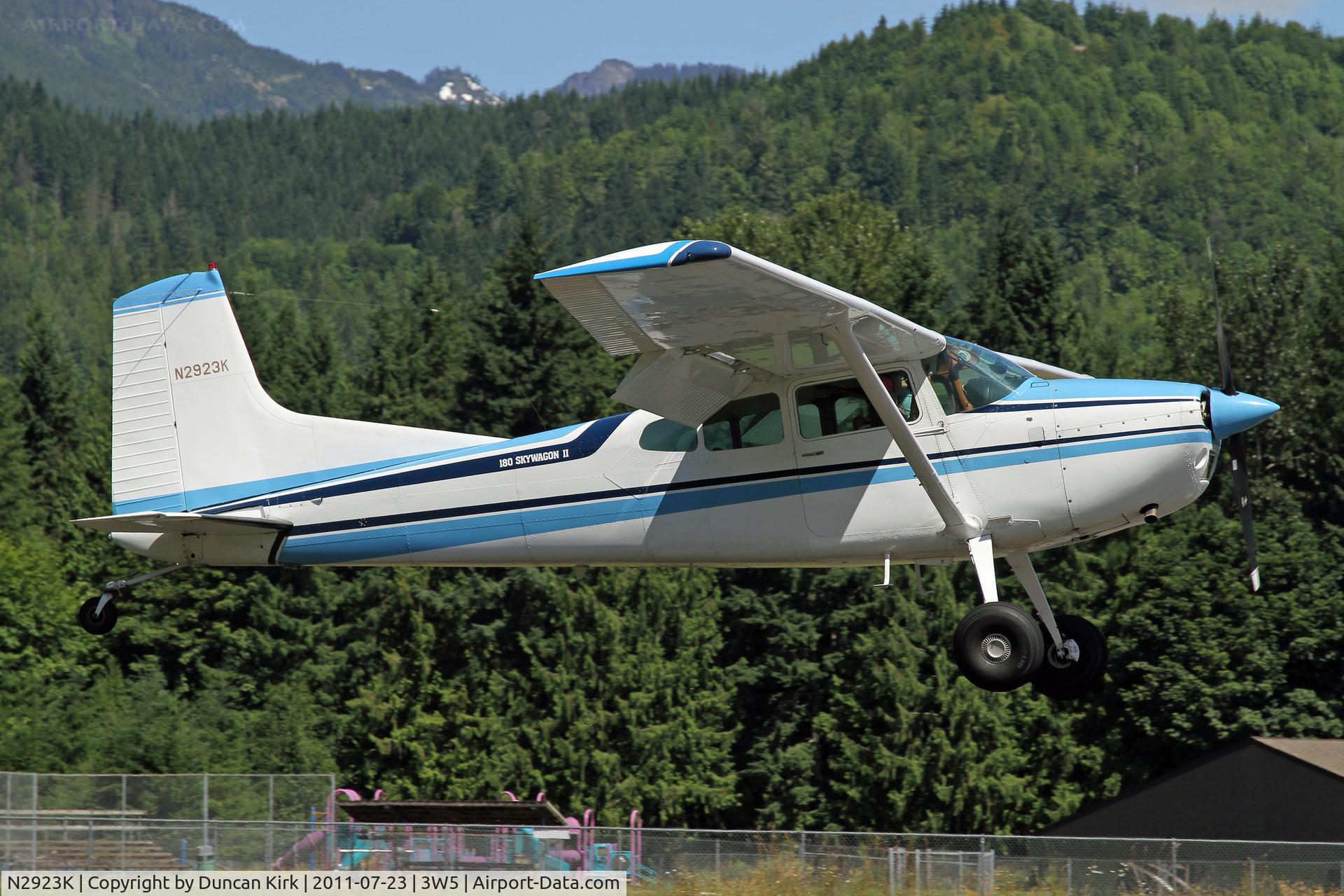 N2923K, 1979 Cessna 180K Skywagon C/N 18053131, A fly-in arrival