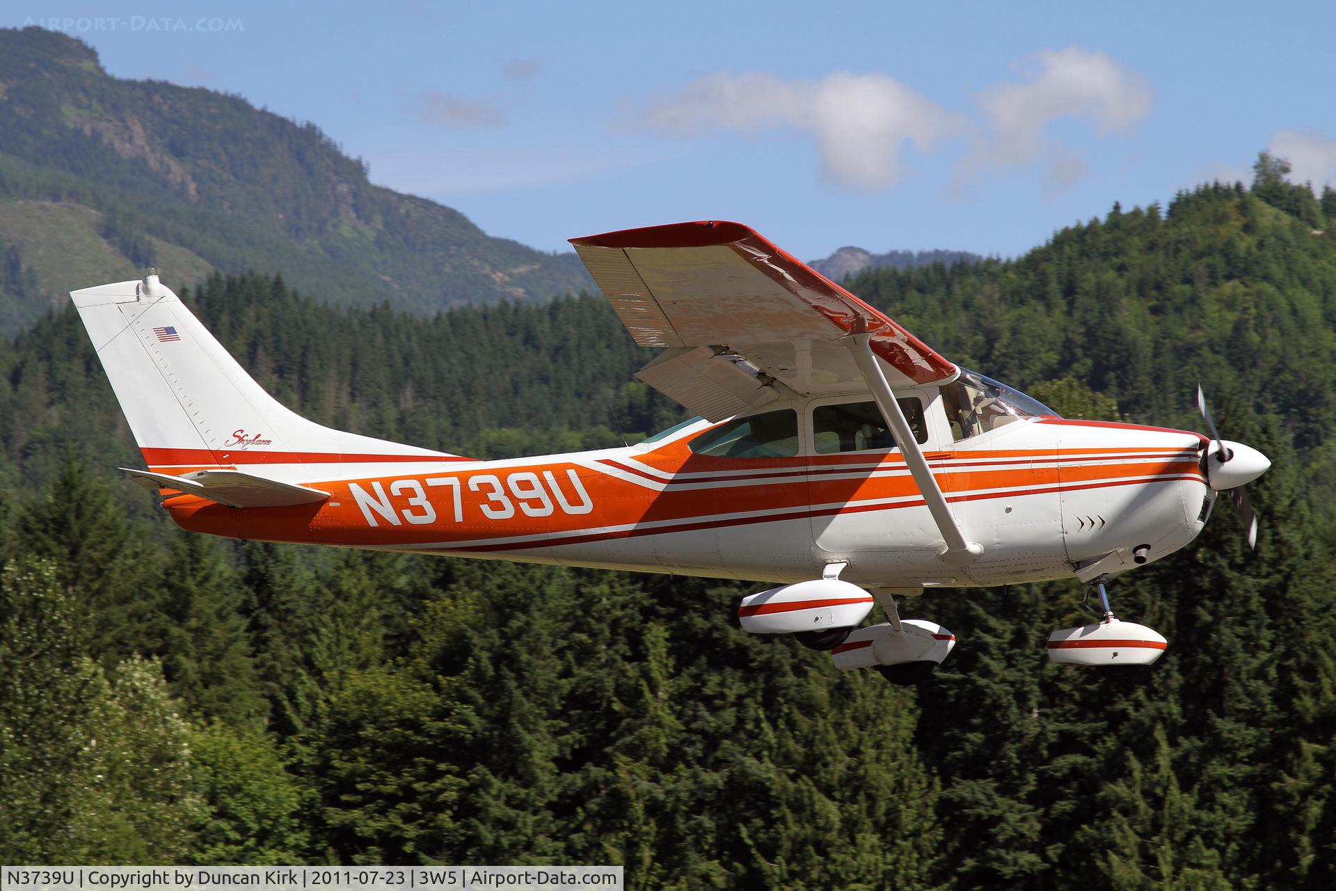 N3739U, 1963 Cessna 182G Skylane C/N 18255139, A picturesque approach to Rwy 07.