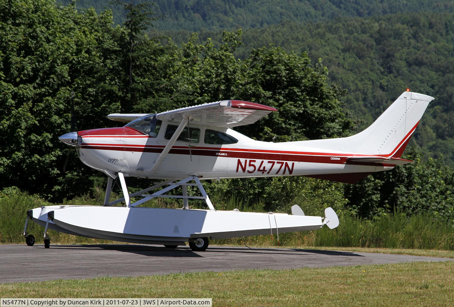 N5477N, 1980 Cessna 182R Skylane C/N 18267746, Going full length on Rwy 25
