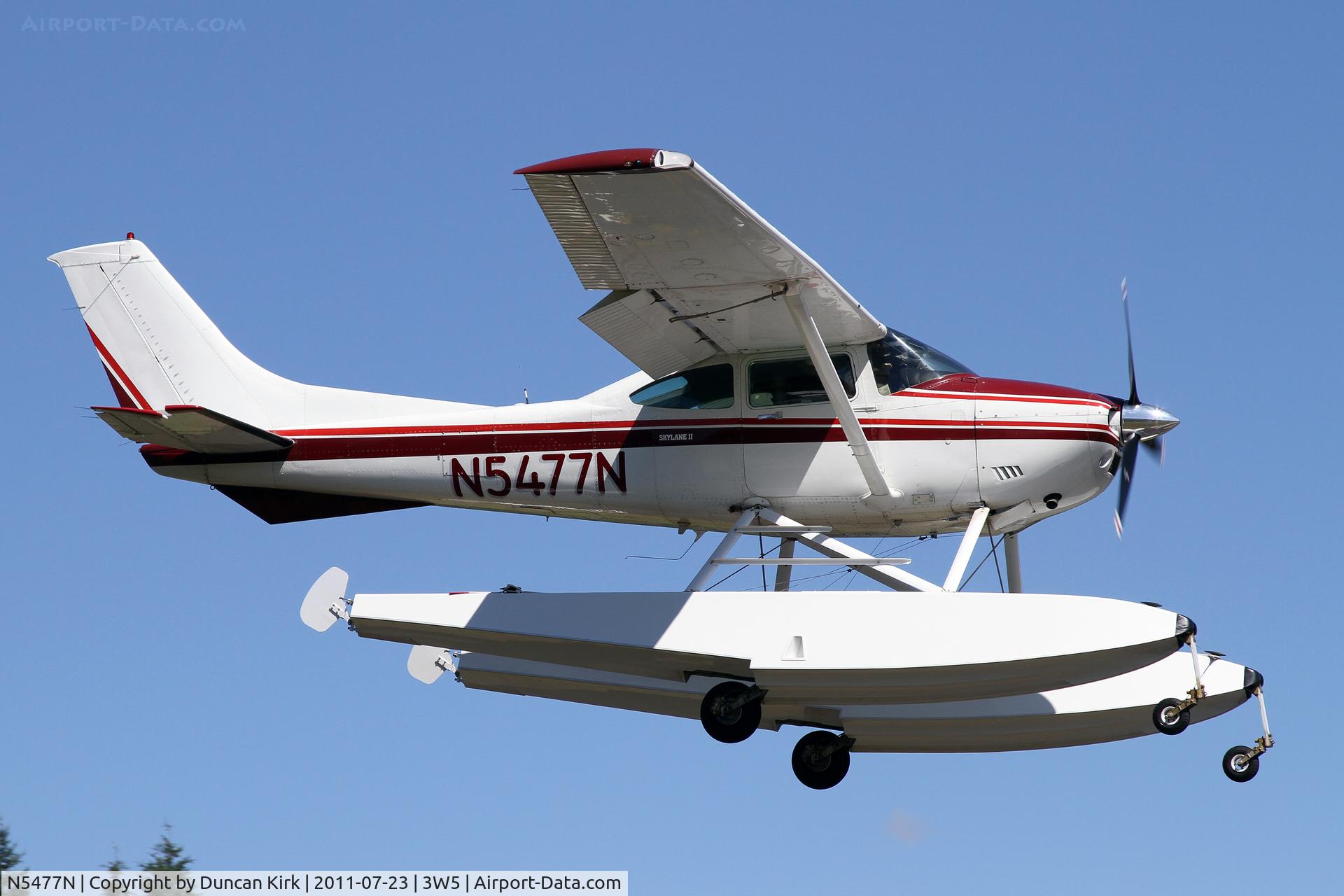 N5477N, 1980 Cessna 182R Skylane C/N 18267746, This amphib Cessna 182 was a fly-in visitor