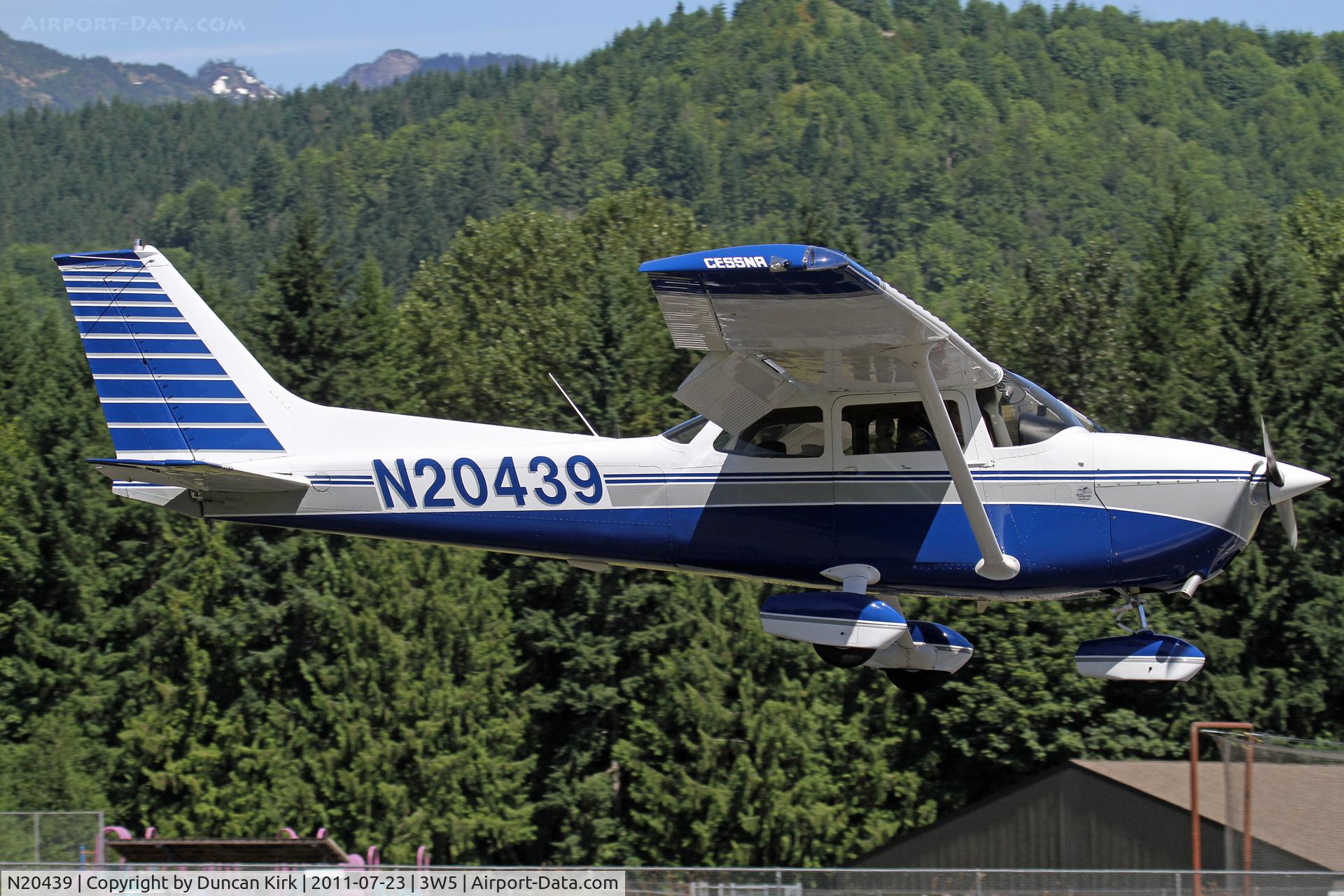 N20439, 1972 Cessna 172M C/N 17261289, Very nice paint job on this fly-in visitor
