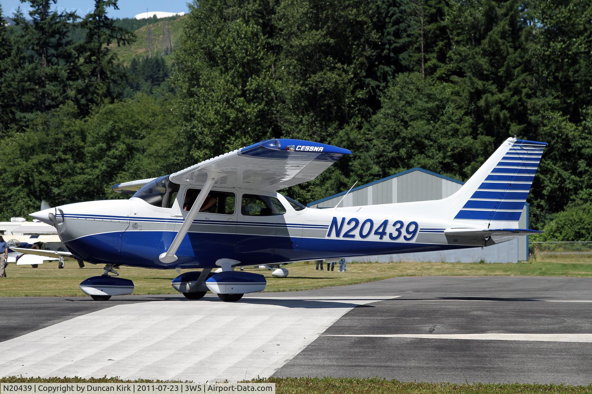 N20439, 1972 Cessna 172M C/N 17261289, Departing the fly-in
