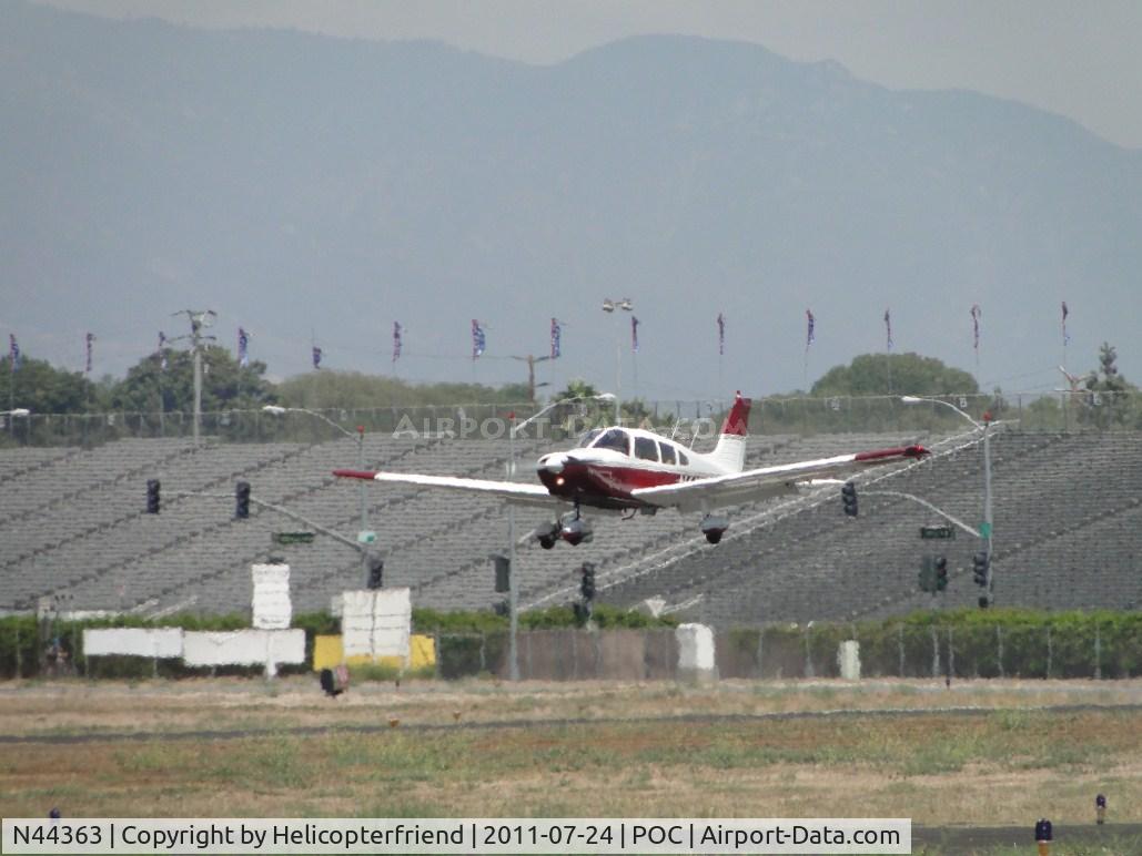 N44363, 1974 Piper PA-28-151 C/N 28-7415626, On final over the outer fence for runway 26L