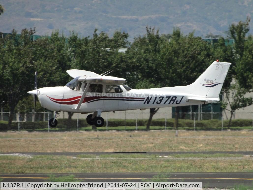 N137RJ, 1999 Cessna 172S C/N 172S8296, Fighting the cross winds while landing on runway 26L