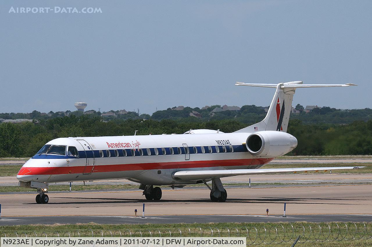 N923AE, 2005 Embraer ERJ-145LR (EMB-145LR) C/N 14500907, American Eagle at DFW
