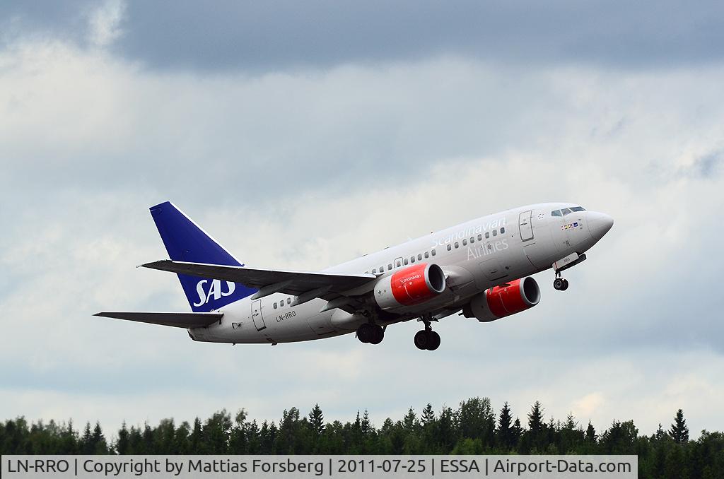 LN-RRO, 1998 Boeing 737-683 C/N 28288, LN-RRO take off on a cloudy day in Stockholm