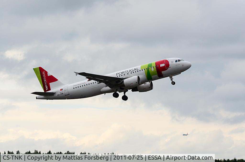 CS-TNK, 2000 Airbus A320-214 C/N 1206, Take Off