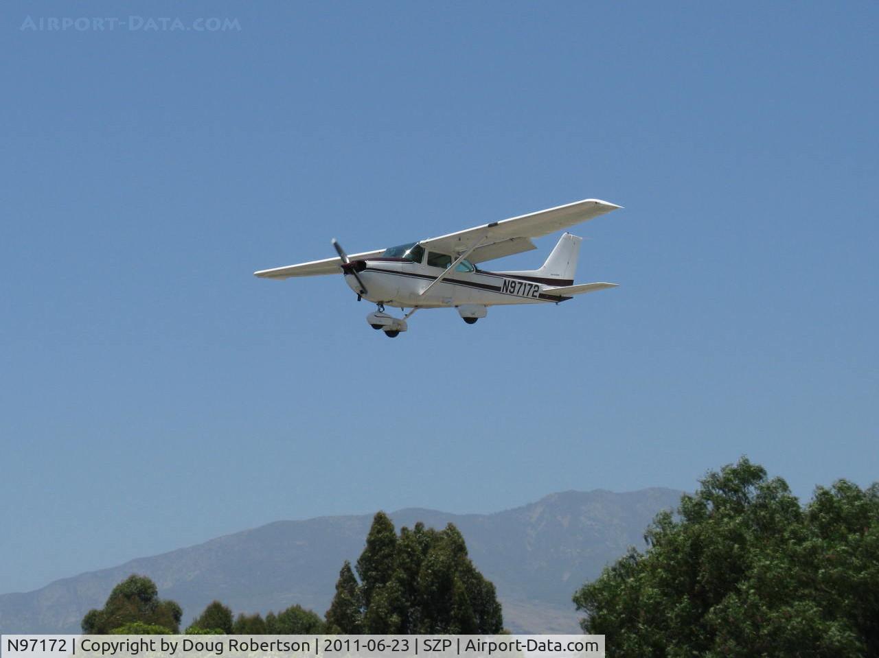 N97172, 1984 Cessna 172P C/N 17276162, 1984 Cessna 172P SKYHAWK II, Lycoming O-320-D2J 160 Hp, on final Rwy 22
