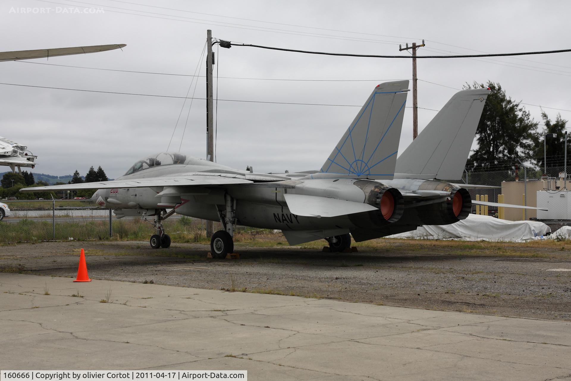160666, Grumman F-14A Tomcat C/N 285, Why every F-14 end painted as a VF-111 aircraft ?
Oakland Museum