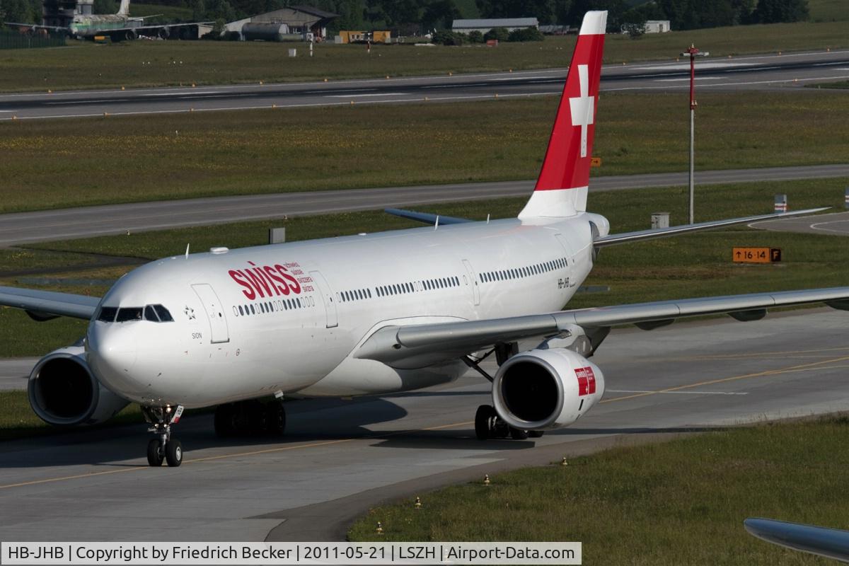HB-JHB, 2009 Airbus A330-343X C/N 1018, taxying to the gate
