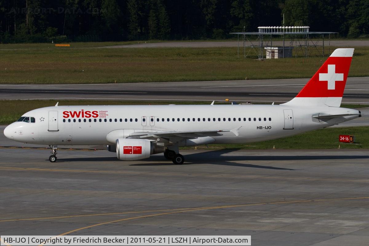 HB-IJO, 1997 Airbus A320-214 C/N 673, taxying to the gate