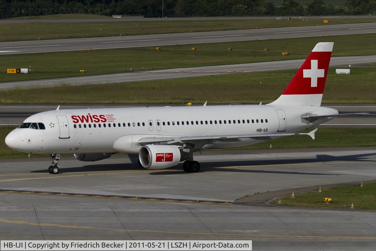HB-IJI, 1996 Airbus A320-214 C/N 0577, taxying to the gate