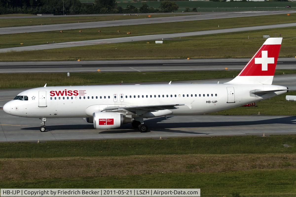 HB-IJP, 1997 Airbus A320-214 C/N 681, taying to the gate