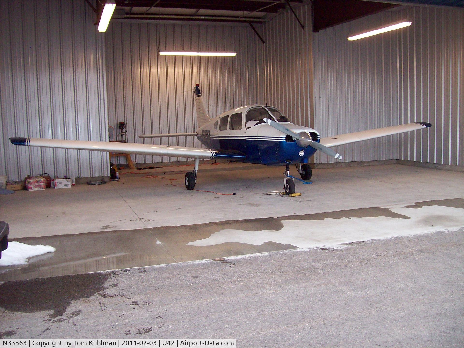 N33363, 1975 Piper PA-28-151 C/N 28-7515312, aircraft in hangar at U42