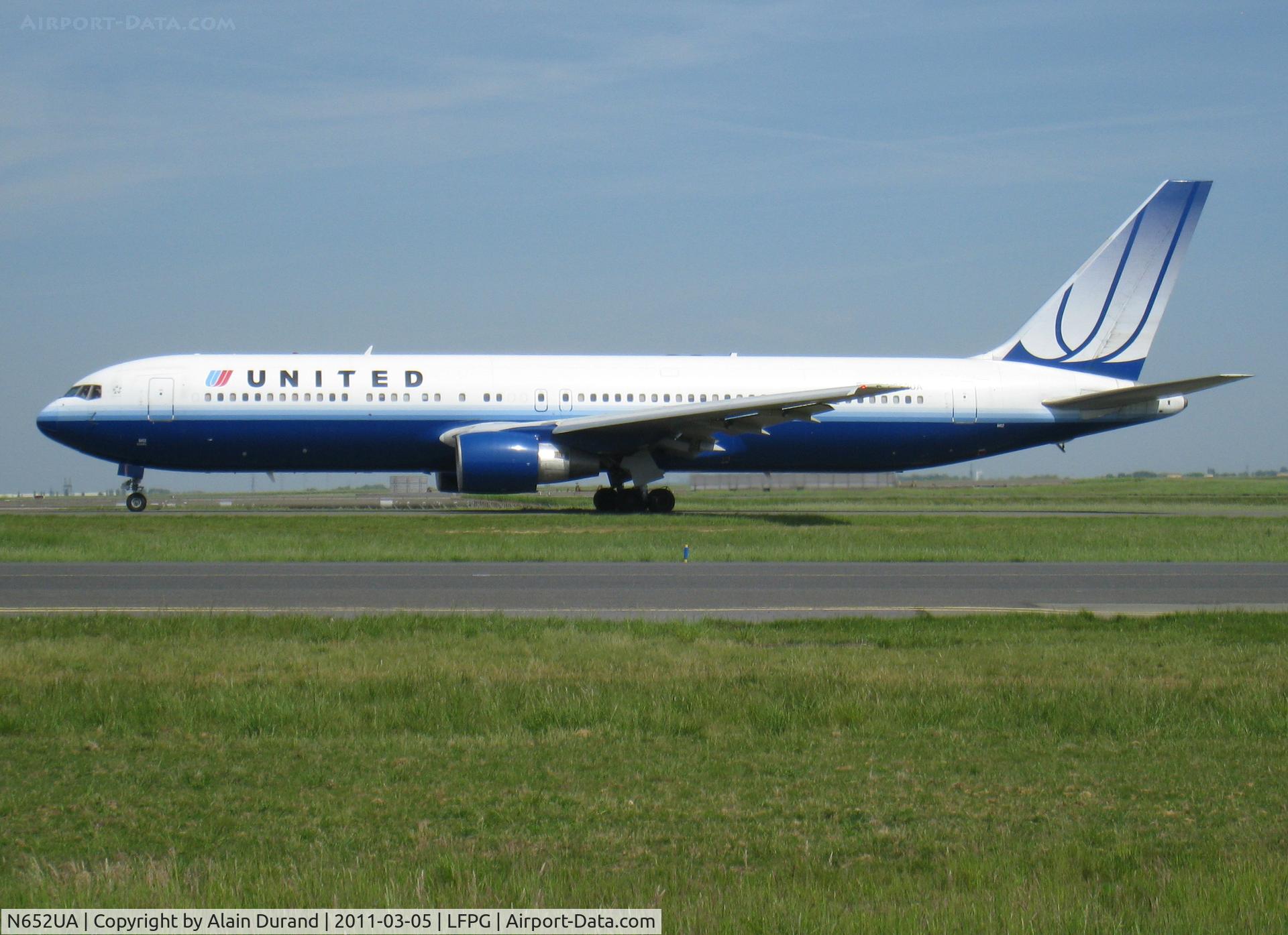 N652UA, 1992 Boeing 767-322 C/N 25390, Has recently traded this livery with the one inherited from CO 