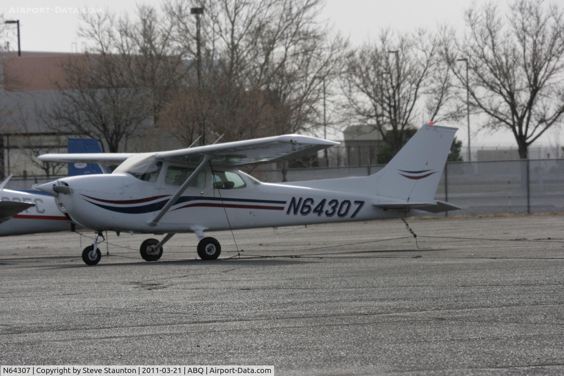 N64307, 1975 Cessna 172M C/N 17265157, Taken at Alburquerque International Sunport Airport, New Mexico in March 2011 whilst on an Aeroprint Aviation tour
